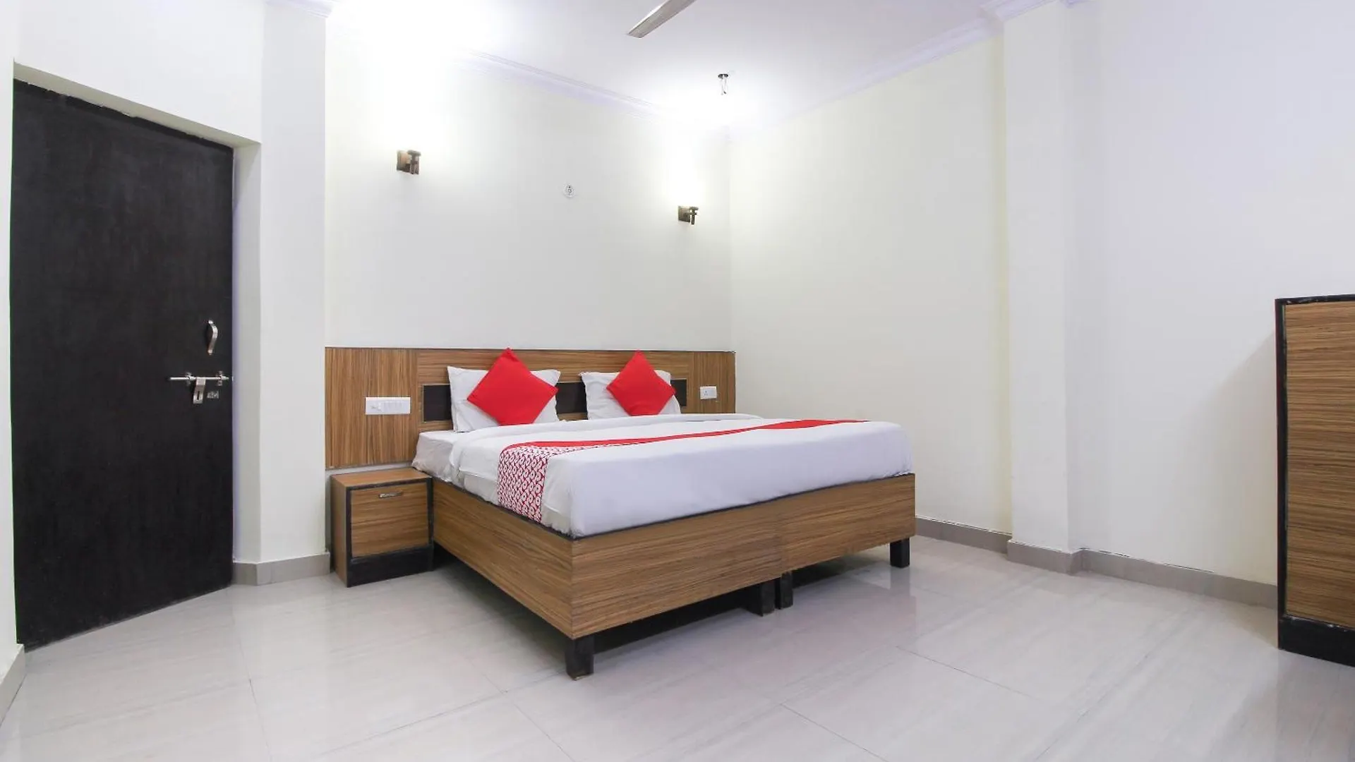 Tājganj Oyo Hotel Paradise 3*,  הודו