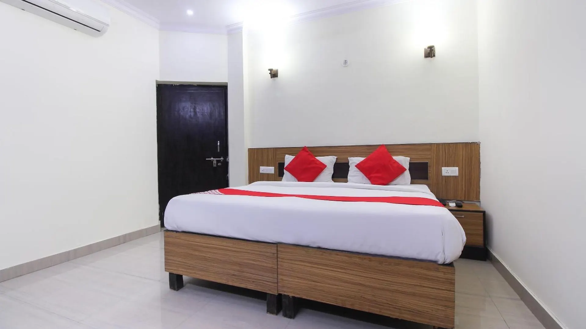 Tājganj Oyo Hotel Paradise 3*,  הודו